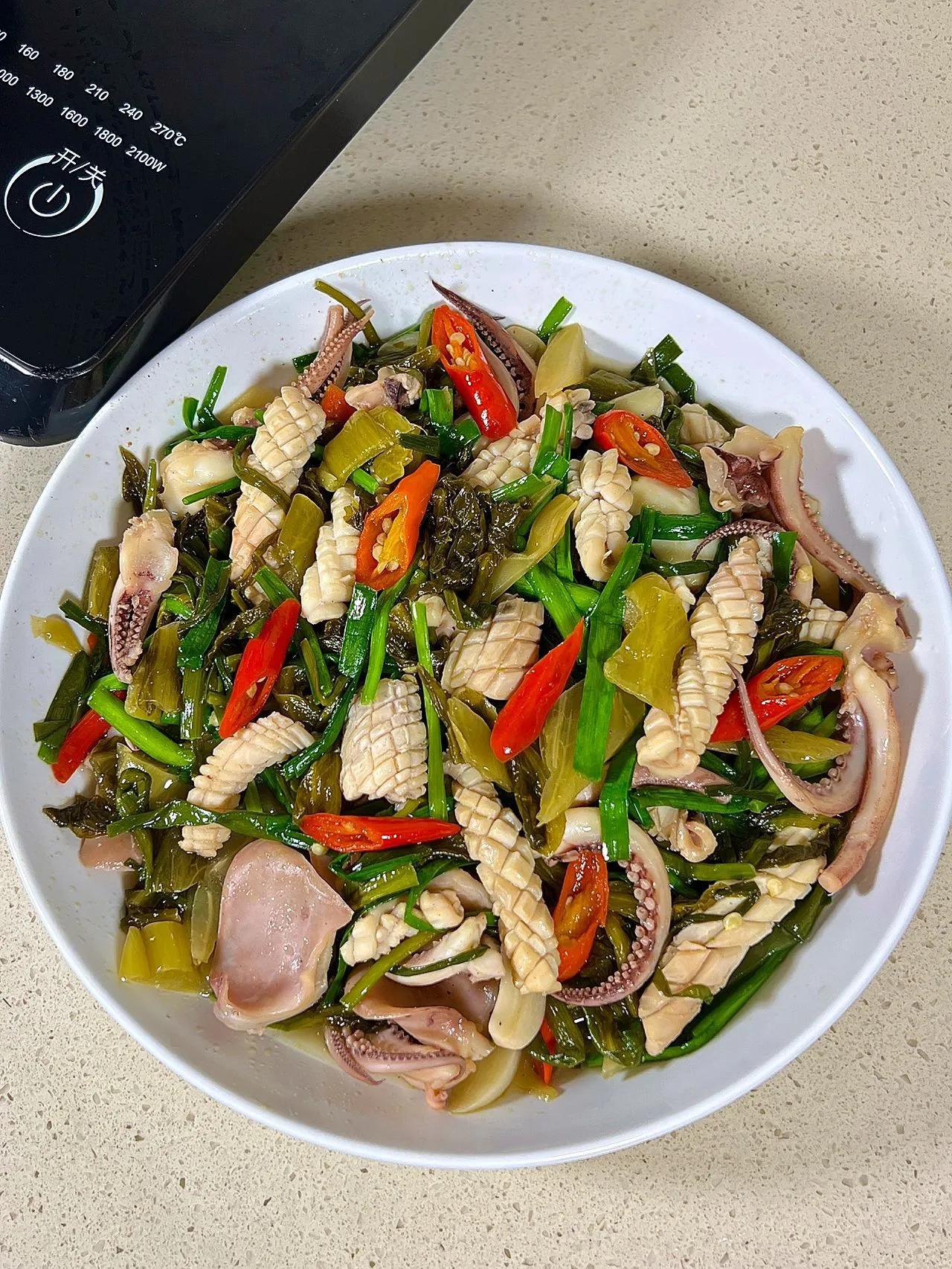 酸菜炒鱿鱼狠狠爱住了!
       酸菜和鱿鱼这俩搭配太哇塞了!超级鲜美~开胃