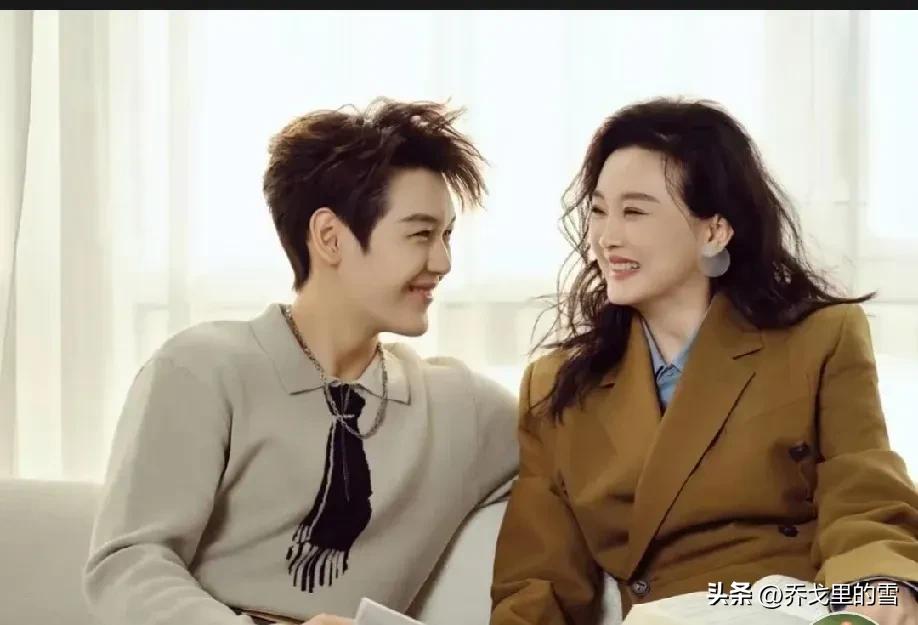 王艳和儿子的杂志照。

晴格格王艳老了，可是她的儿子球球长大了，长成了大小伙子，