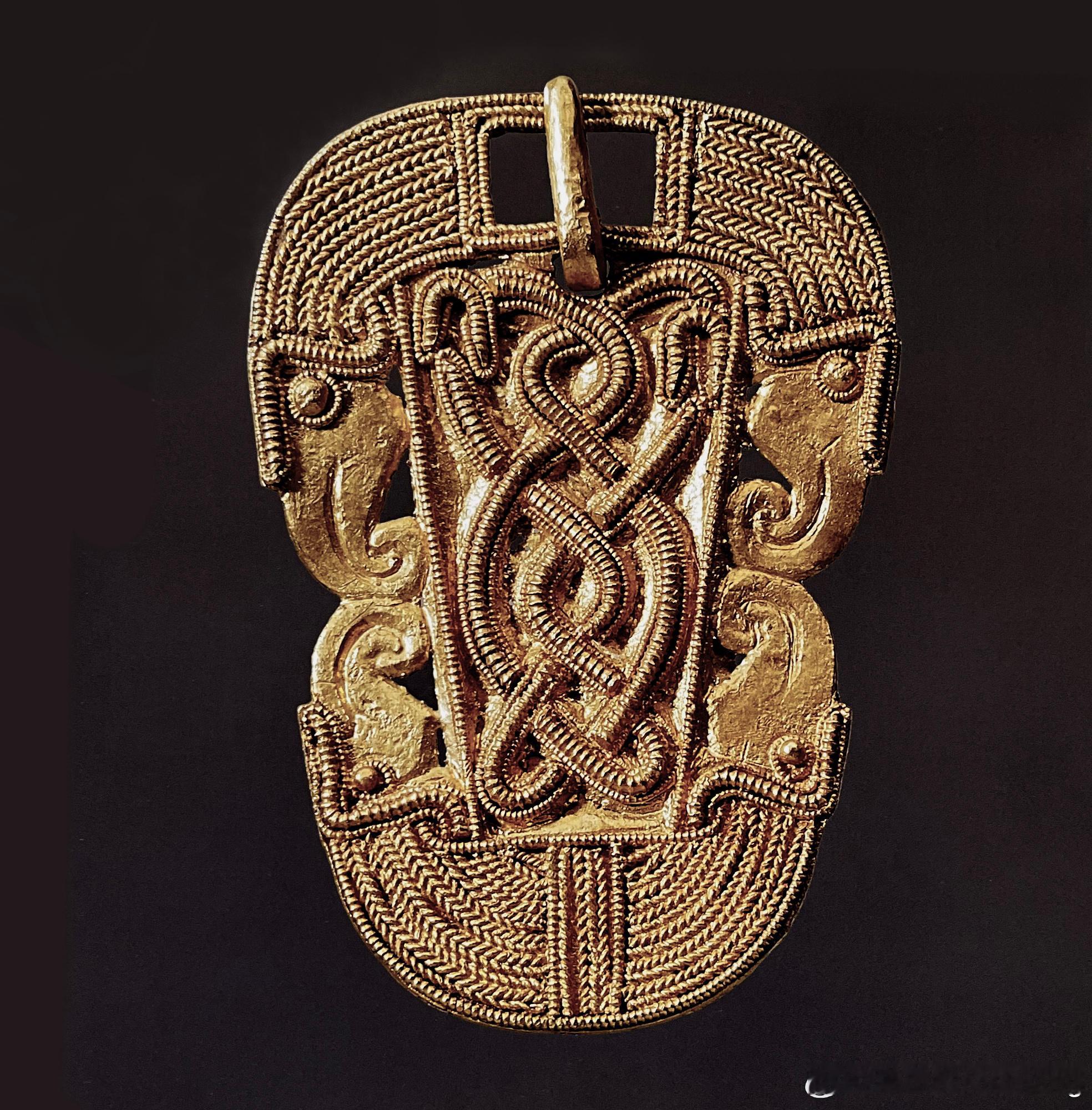 中世纪早期艺术  Early Medieval Art  来自费弗舍姆的金带扣这