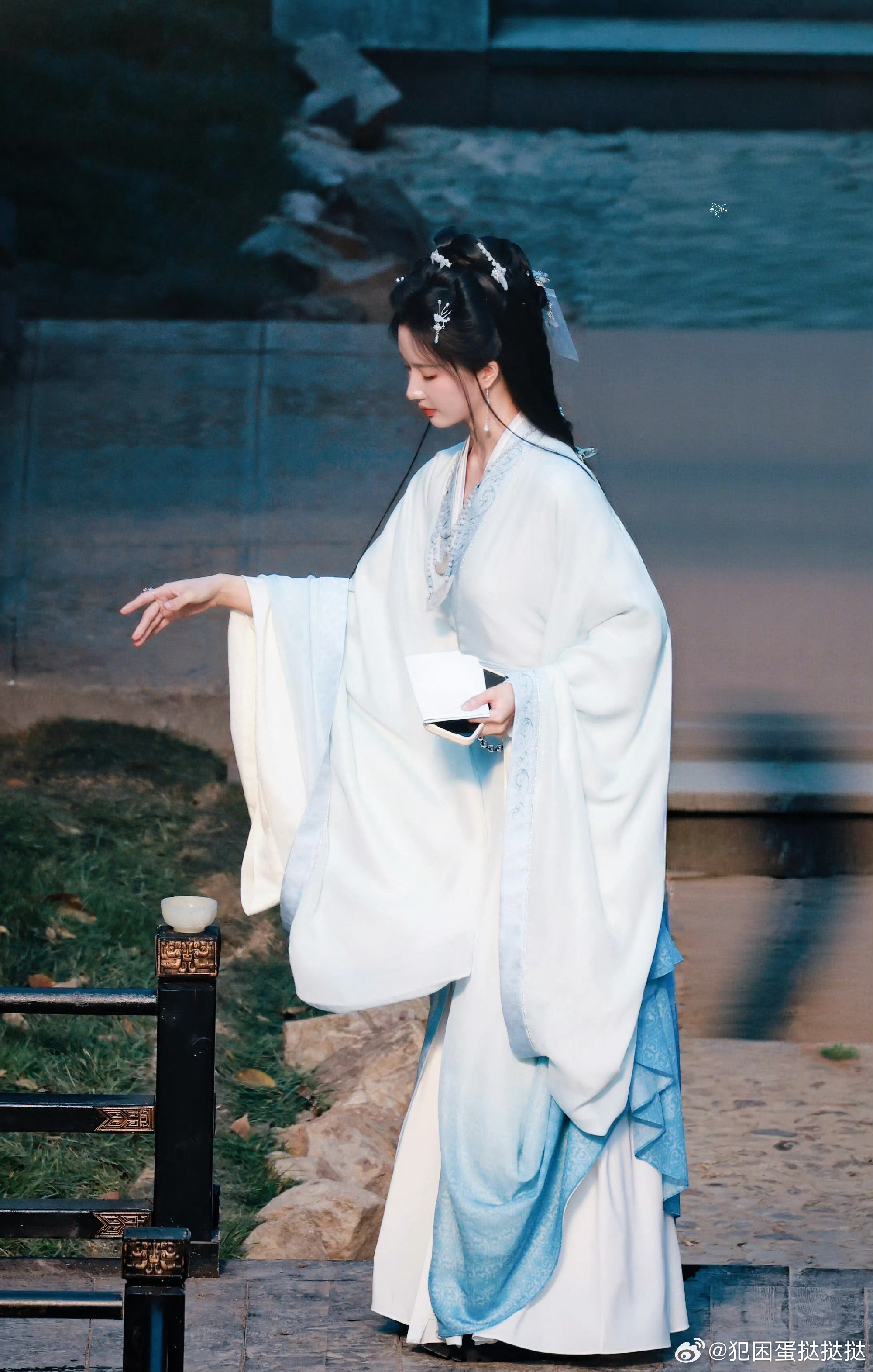 刘些宁 归良辰路透 首部古装女主路透封神！战国袍造型矜贵温柔，周正大气的古典美，