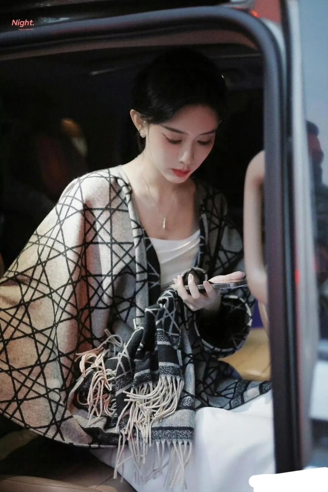 温婉动人，优雅高贵，孟子义佩戴的珍珠蝴蝶结尽显千金气质。我的白月光女友终于回国了