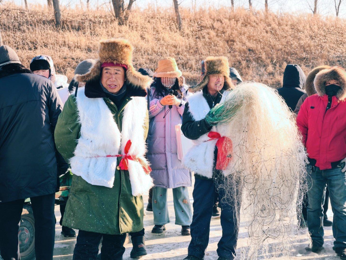 零下20℃的辽河张荒古渡，渔把头破冰开路，数十条汉子拉纤绞盘，用粗粝手纹与百年传