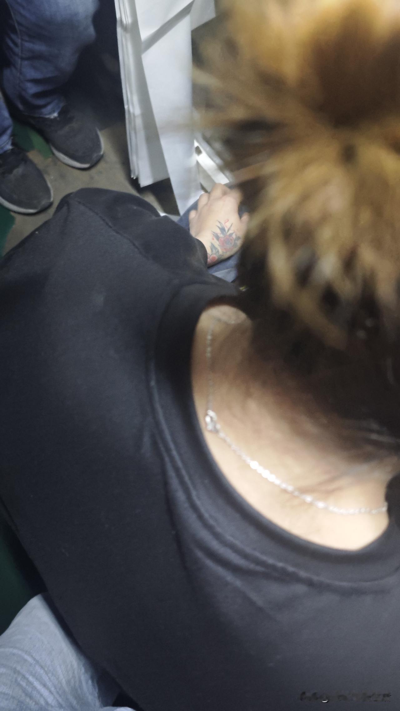 越南人很喜欢纹身，不管是男的还是女的，在我们厂子里遇到很多，要么腿上，要么手上，