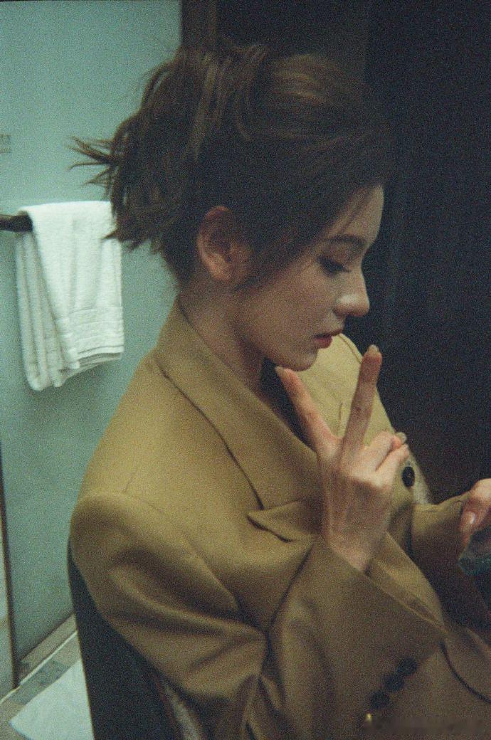 张予曦刚洗出来的胶片张予曦胶片 张予曦胶片，是刚洗出来的胶片啊，是不同造型都很好