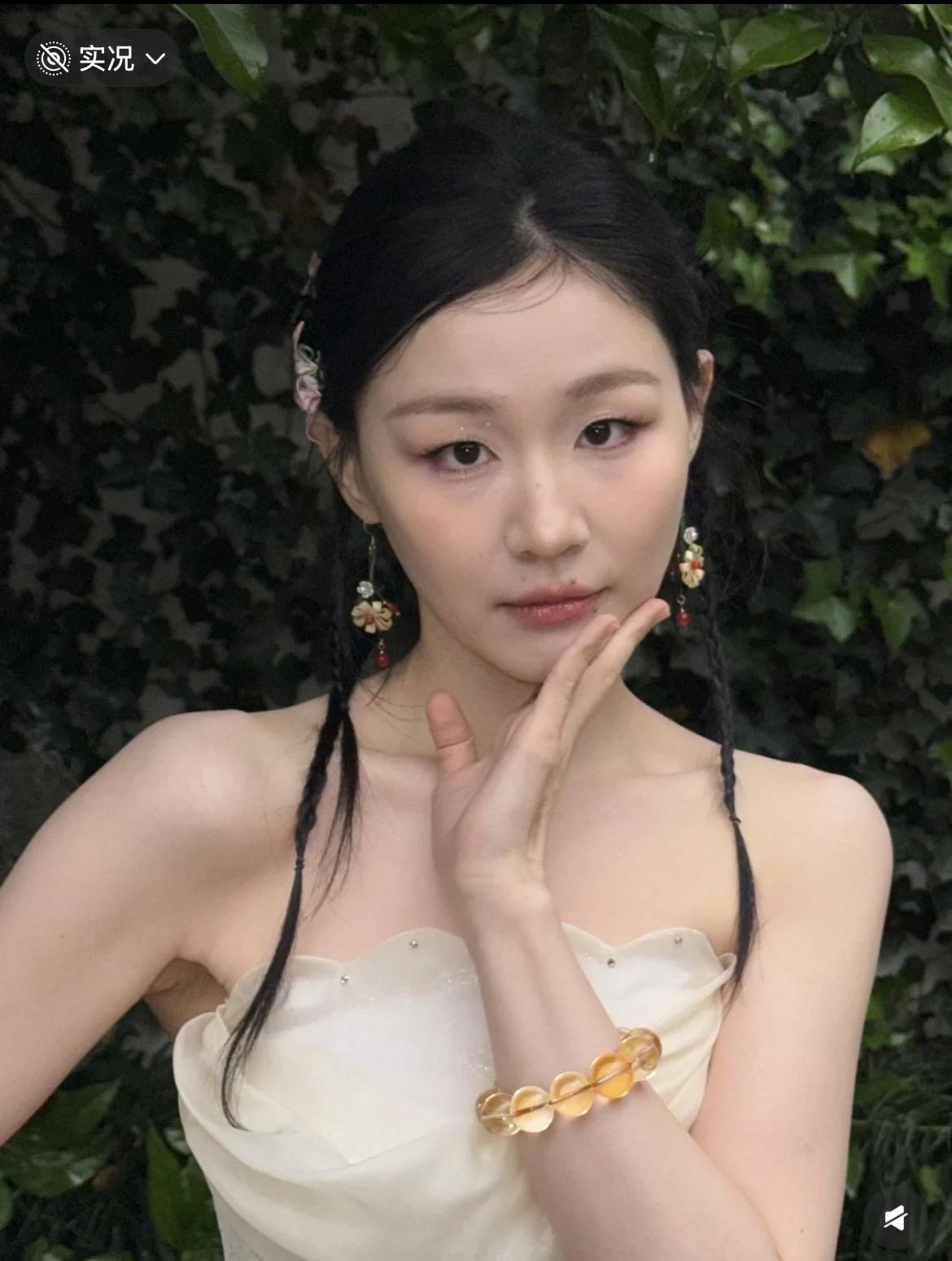 大家都不要羡慕金靖了，
她能变得这么瘦，
那一定是有原因的，就她身上的一点，
