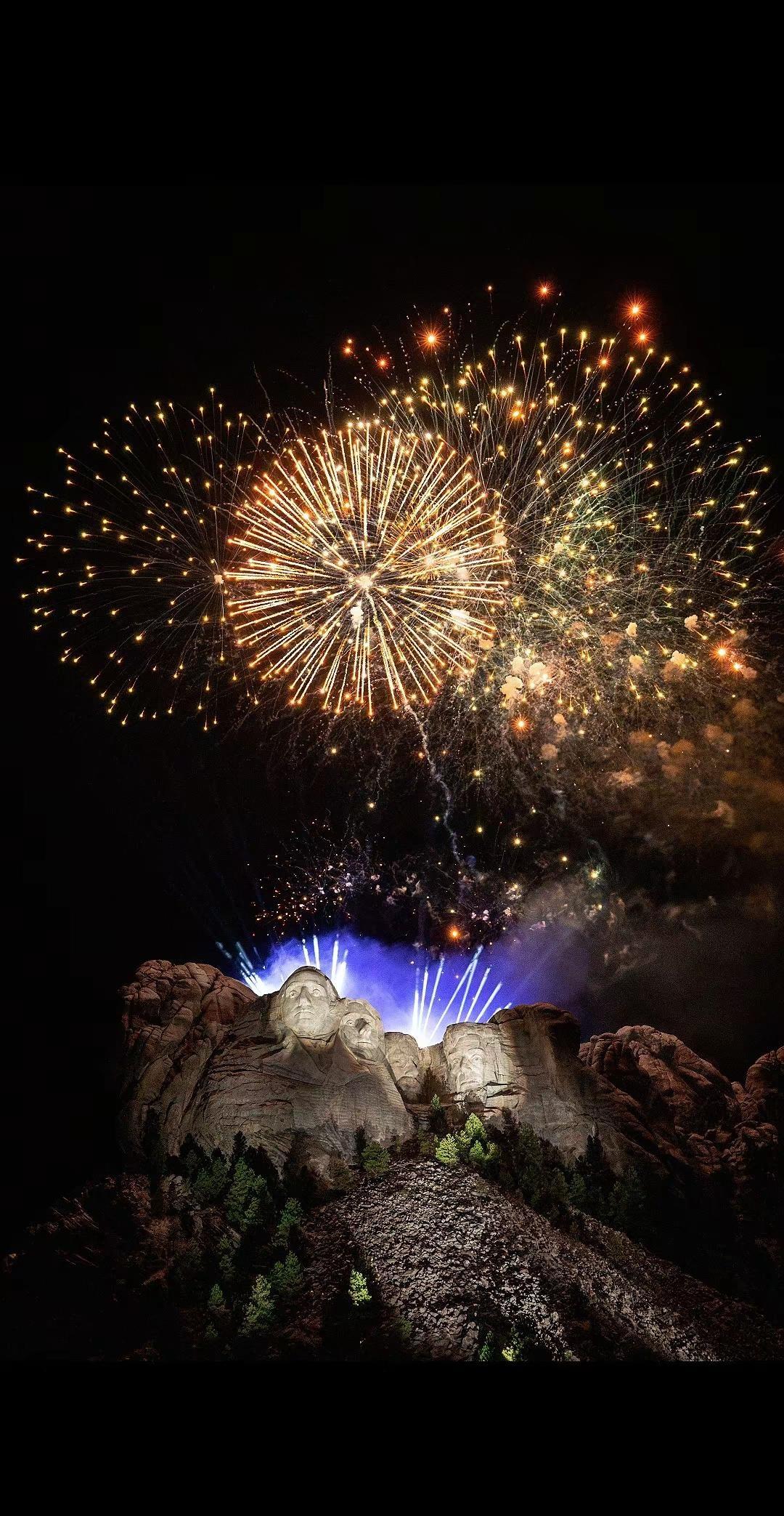 总统山，再次点亮美国。为庆祝美国建国250周年（America 250）而举行的