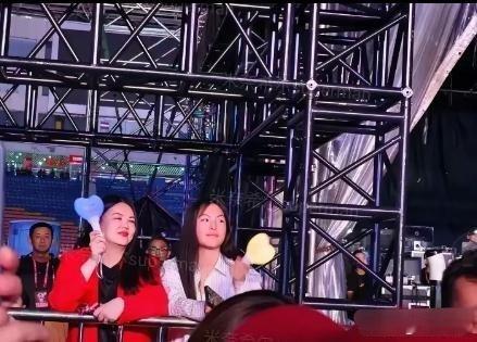 李湘把自己和女儿王诗龄都养的白白胖胖的，一看就知道她们生活很幸福[鼓掌] ​​​