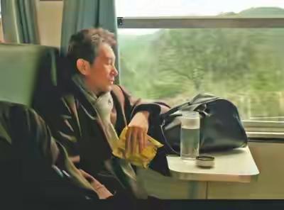 演员王劲松在人民日报撰文《生命中的绿皮火车》，太有共鸣了。在《我的山与海》里，他