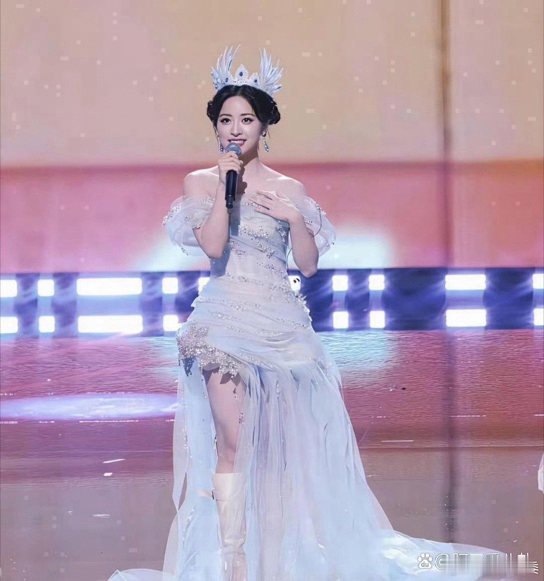 沈月的身材吧，确实是有点争议，但那﻿张脸‎是真没话说！ 
