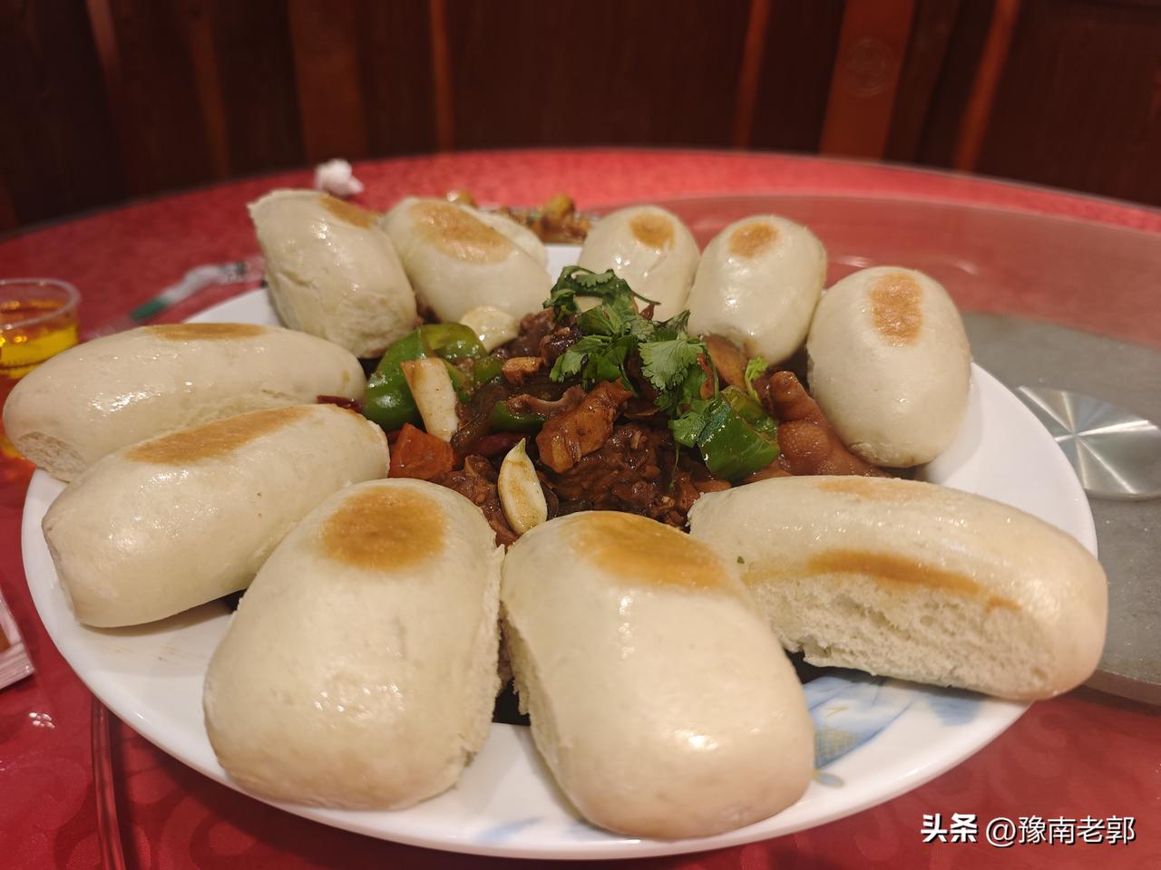 在社旗朱集这样的一个货架小镇，有一个奇怪的现象就是大家吃饭都喜欢往大河屯与泰山庙