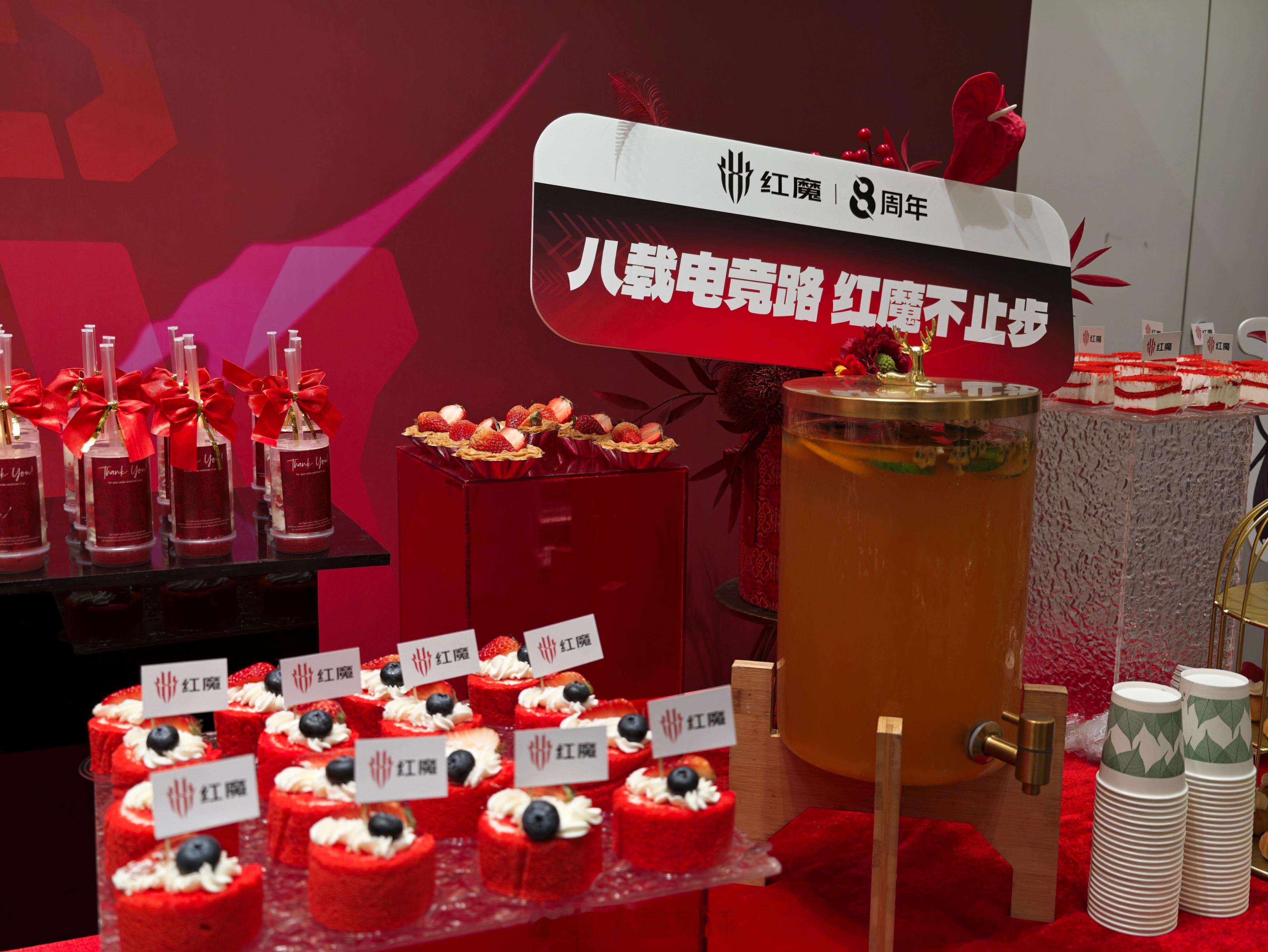 小伙伴去了红魔8周年水友会现场，现场偶遇红魔真壕用户，姜超还预热了红魔11S P