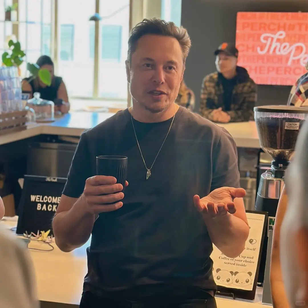 “三年来，星际基地一直是我的主要住所。我住在这里，建造星际基地工厂和发...