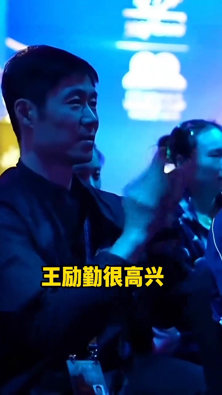 张本美和被打出表情包了。
大迪先是爆抽张本美和，马琳起身鼓掌。张本美和换砍式发球