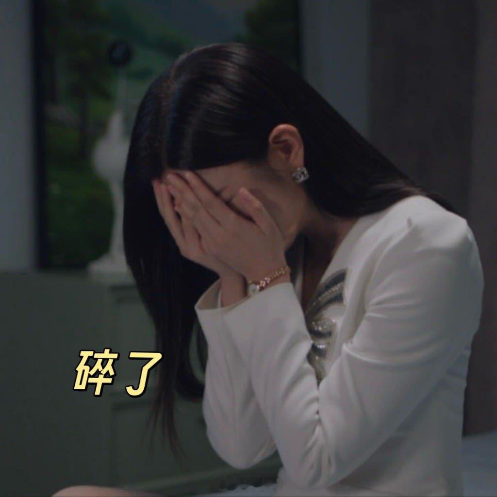 陈妍希又哭碎了她哭得如此克制，却又如此汹涌。泪水安静滑落，底下却是惊涛骇浪的回忆