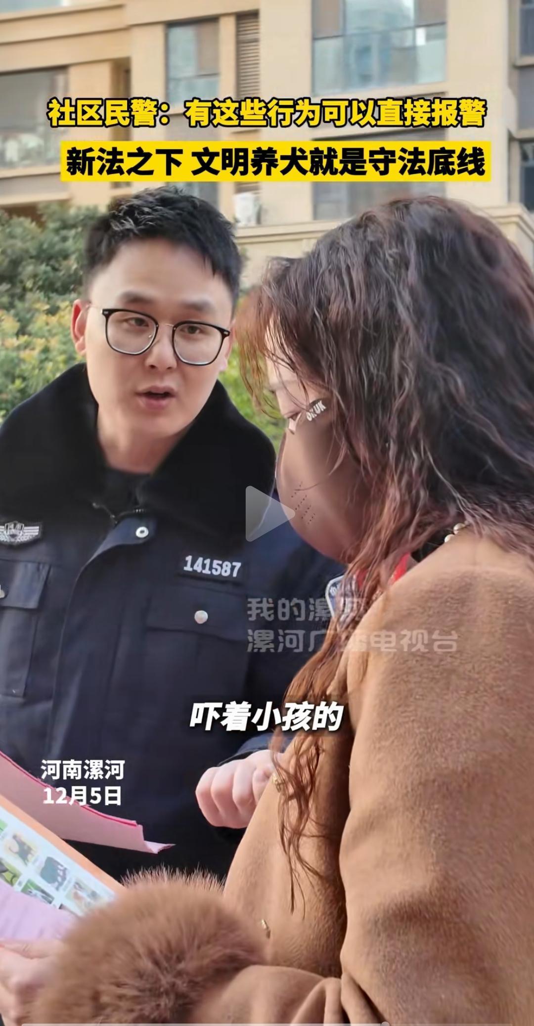 城市养狗，还是管的太松了。
城市本来就人员聚集，养狗人还要硬塞这么多狗进来，额外