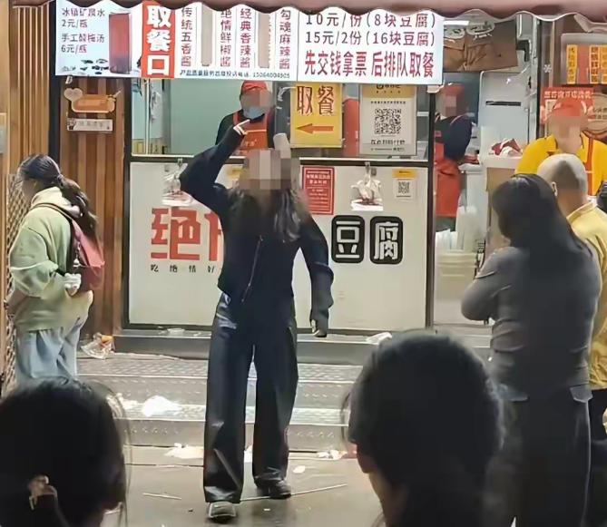 “周扒皮都甘拜下风！”山东济南，一女子大年初五要回杭州上班，想跟父亲吃顿饭，就在