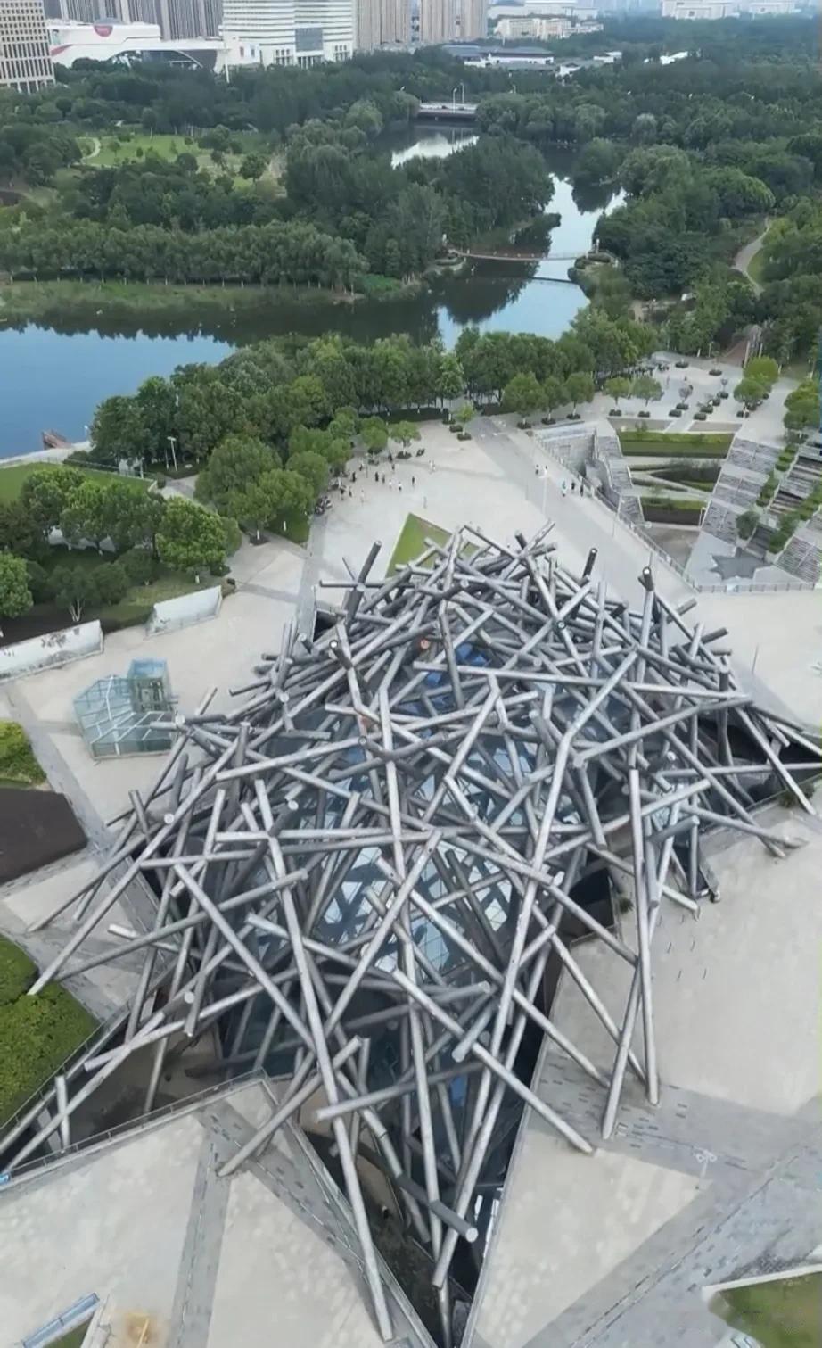 国内最“奇葩”的大型建筑，非安徽“鸟巢”莫属！

这座建筑位于合肥方兴大道旁，虽