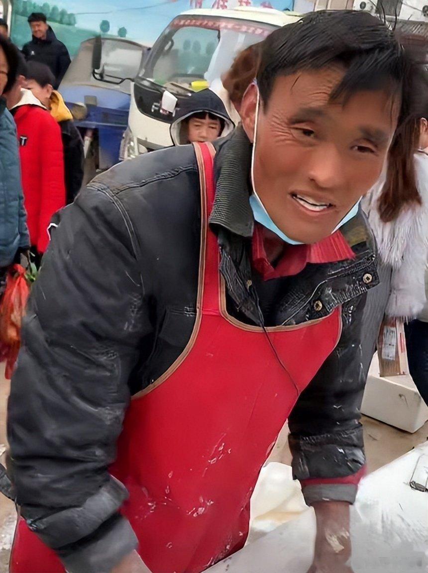 #山东2元炒菜摊主回应走红#接下来的流程，就是全网的网红网黑去蹭这位大哥的流量。
