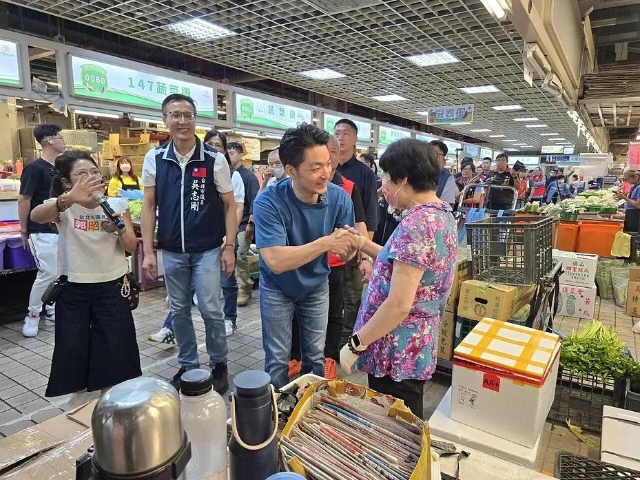 蒋万安陆战开打！深入绿营票仓，跟民众互动热烈
台湾九合一选举进入肉搏陆战，台北市