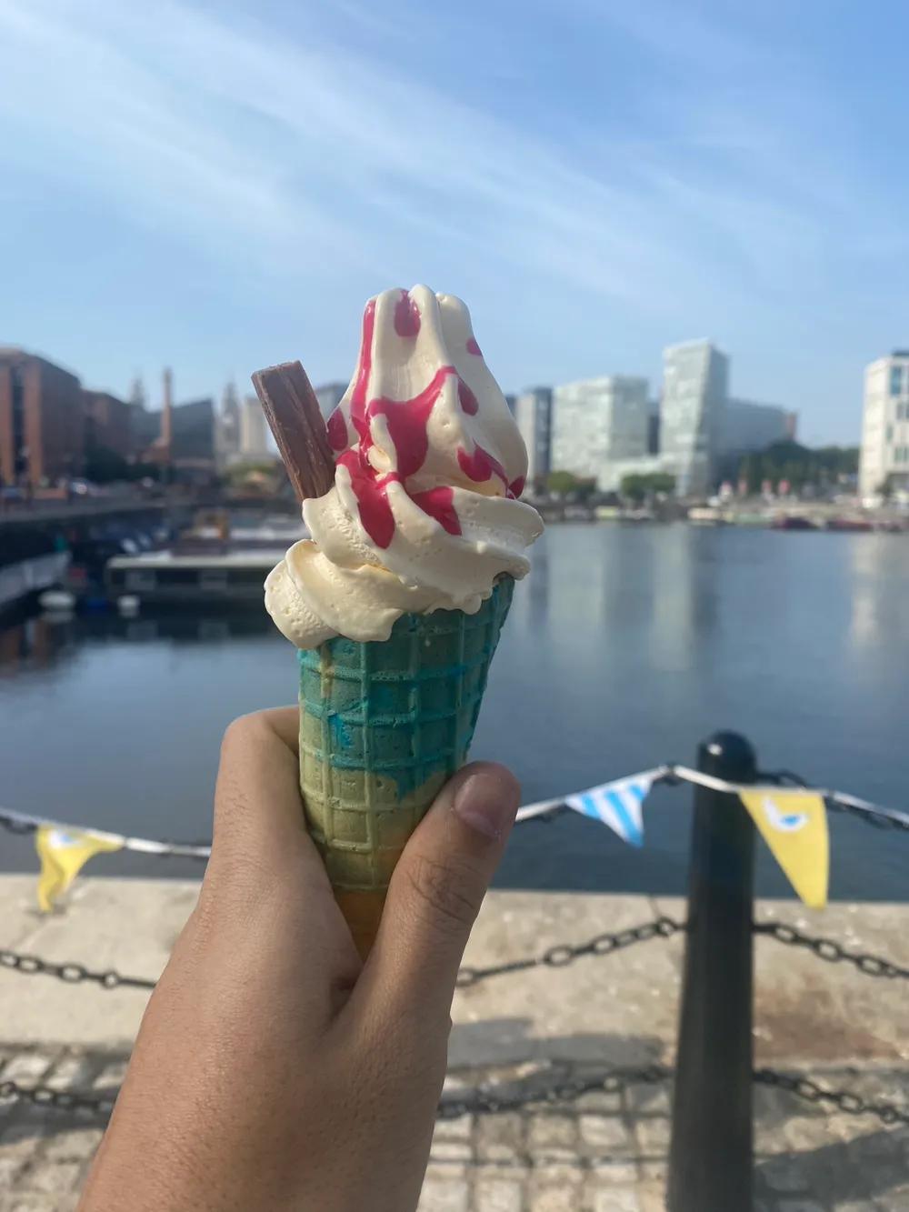 五英镑的冰淇淋，折合人民币差不多 50 元，不过真的超级好吃的！