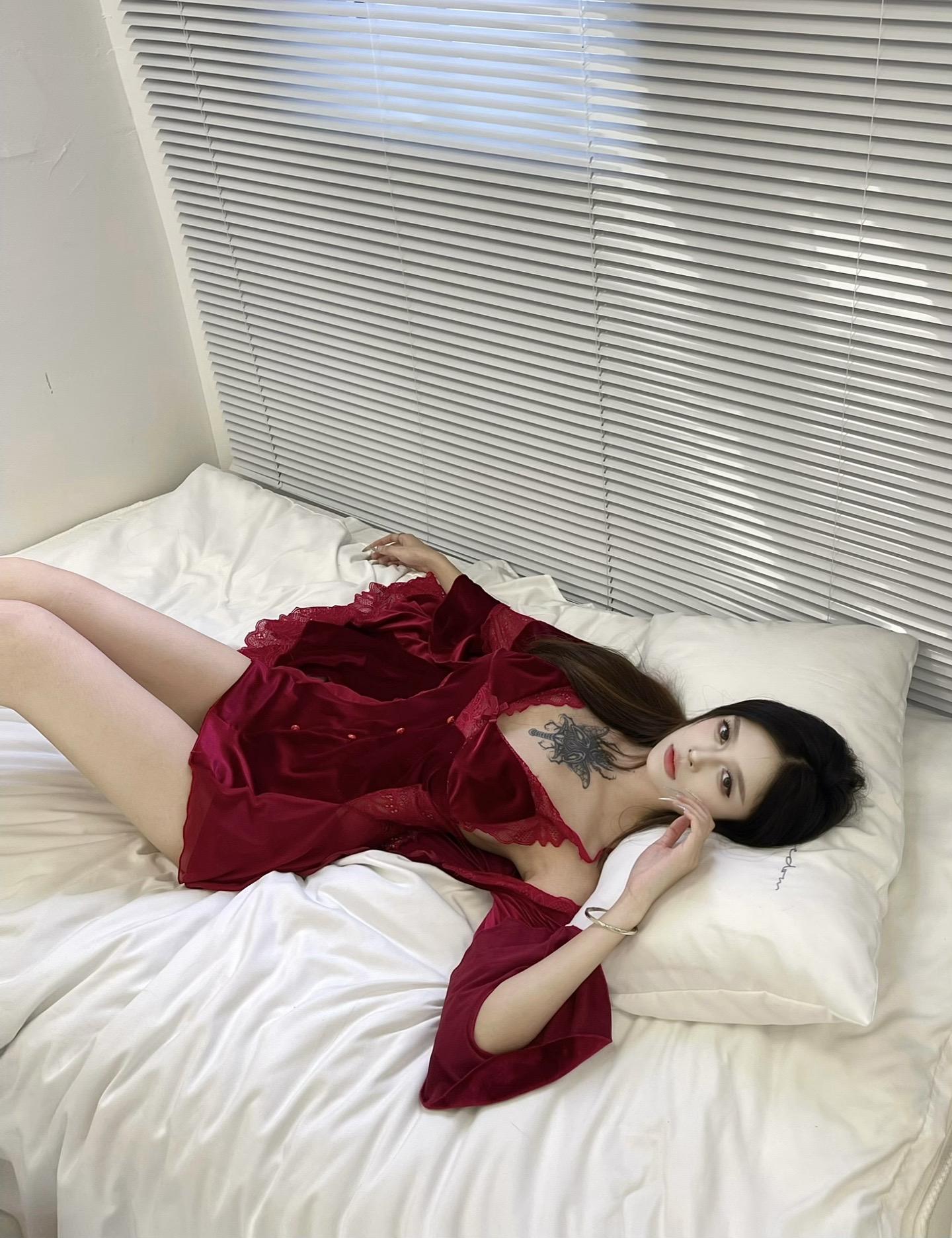 我偏要做这傲于高墙上的凌霄花