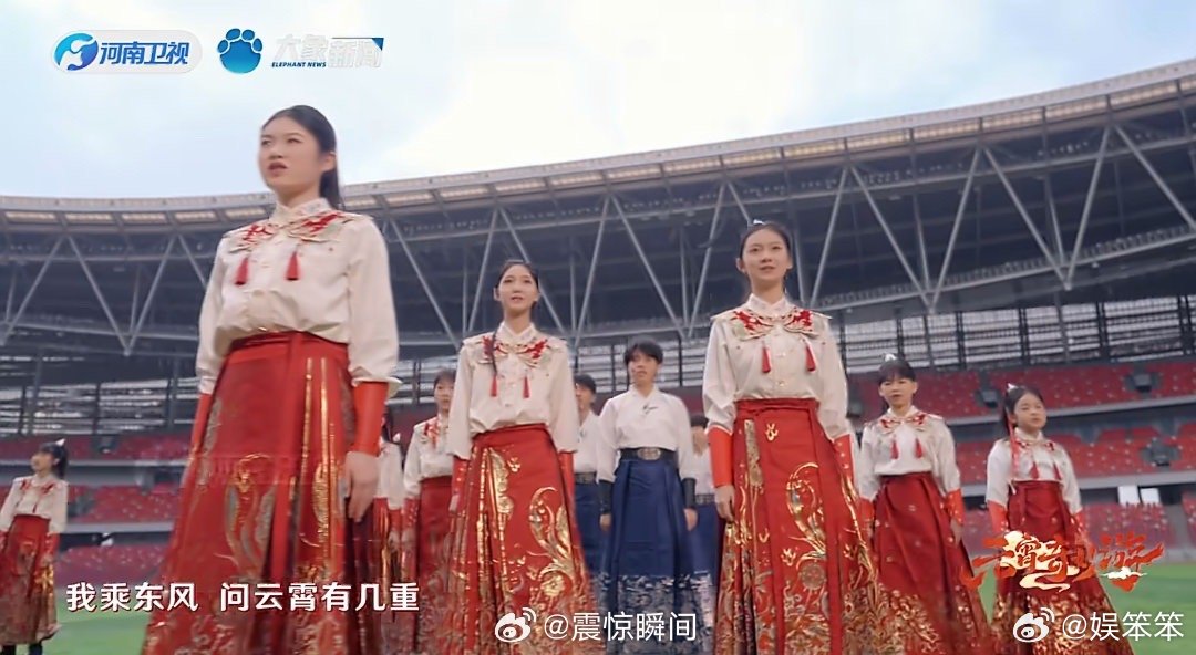 少儿合唱鲲鹏中国少年精气神元宵奇妙游鲲鹏合唱 孩子们穿汉服站在星光下合唱，太有感
