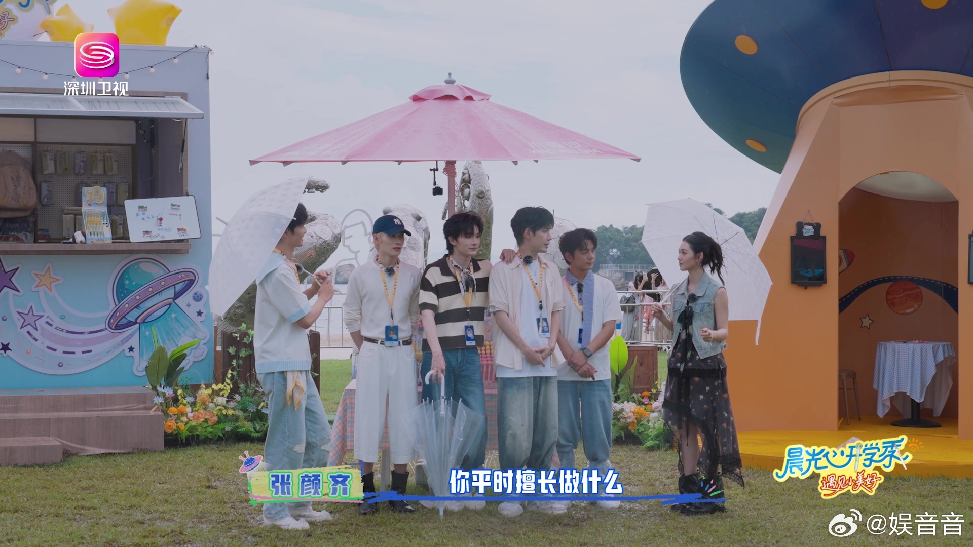 余宇涵被夸得绷不住了前一秒还气场十足担当店长，下一秒败给漫天彩虹屁。被夸奖蒙蔽判