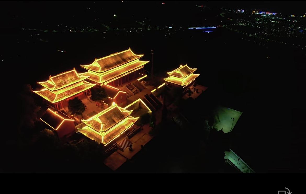 夜幕低垂，当整座淅川城还浸在夜色里，驻马山率先被一片暖金点亮。
古老的关帝庙群檐