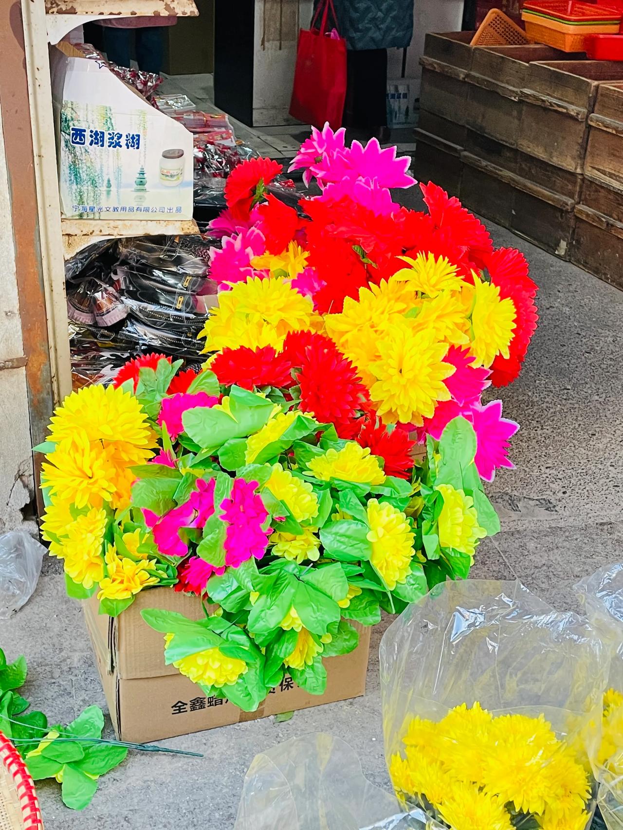 走进这家店，就像走进了一个充满回忆的殿堂，开了几十年了，冬至到，购买扫墓用品这里