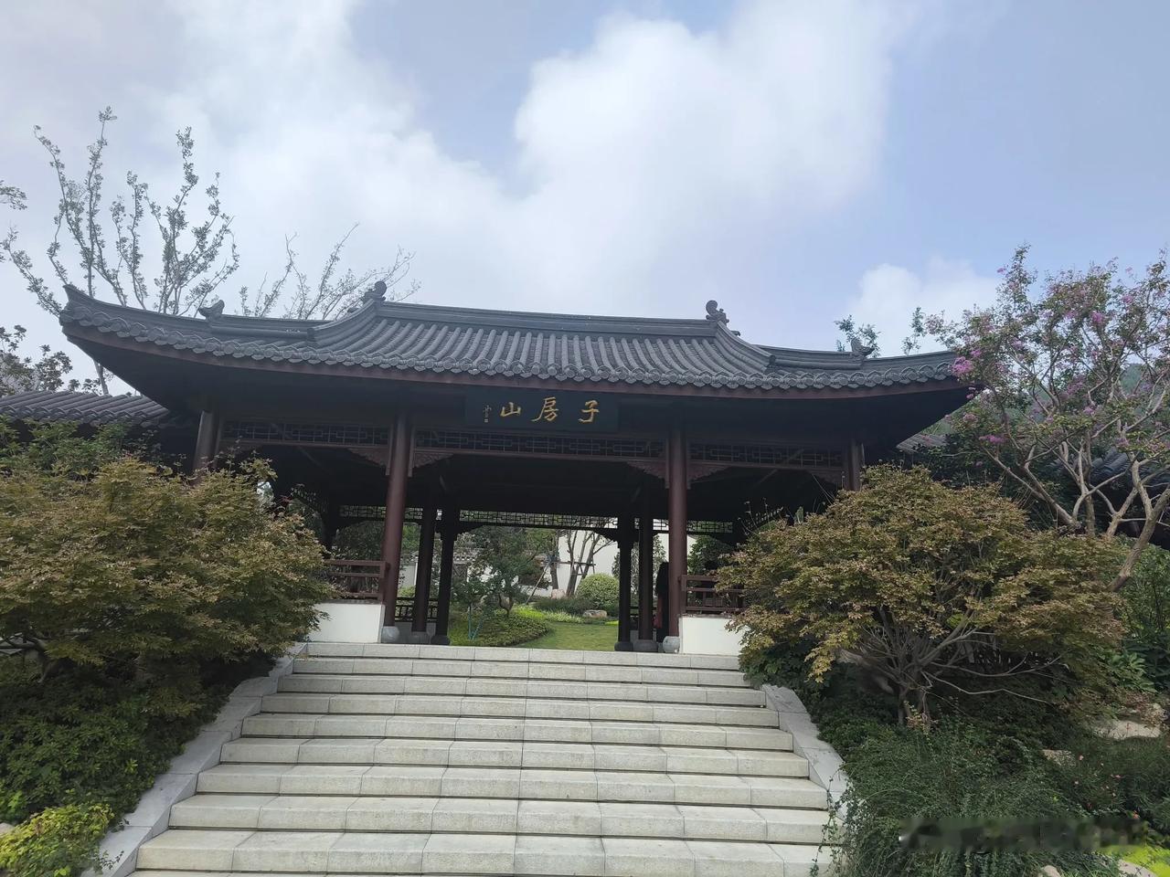 秋日游徐州子房山
云龙山有放鹤亭，子房山有来鹤亭，
南北对称，从云龙山起飞，到子