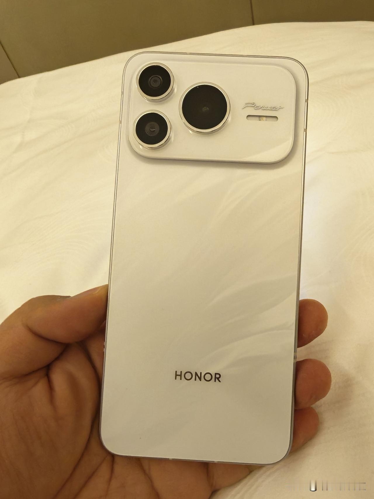 荣耀这是要在中端机上线上线下通吃？

这前脚才推出了1万毫安时的WIN系列，