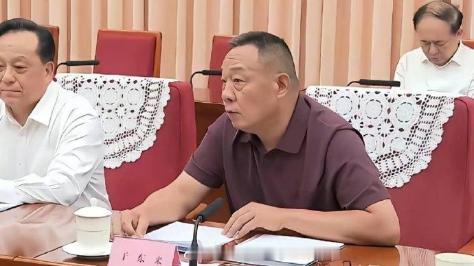 前些天，胖东来创始人于东来登上新闻联播。细看胖东来的logo：“德未满，利只取一