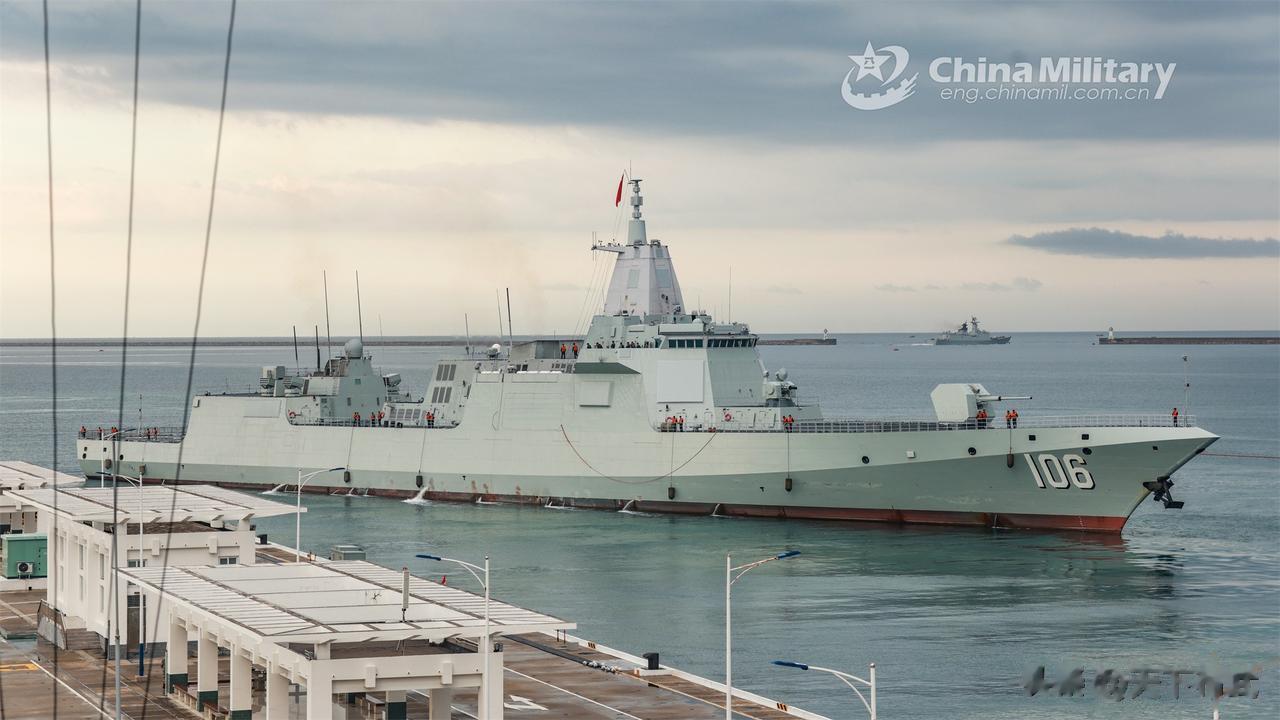 美图分享，055万吨大驱106“延安舰”启航离港，这个画面和构图很有大片的感觉！