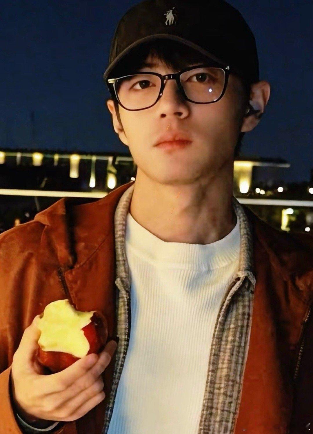 素颜啃带皮🍎，肖战真一点都没顶流包袱 