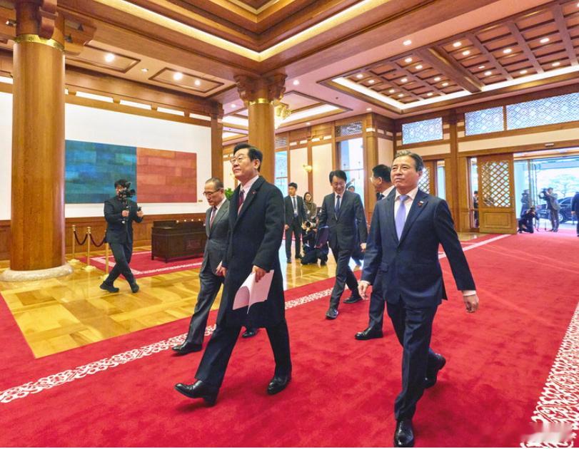 【重返青瓦台！韩国总统李在明不惧“青瓦台魔咒”，选择迁址办公】2025年12月2