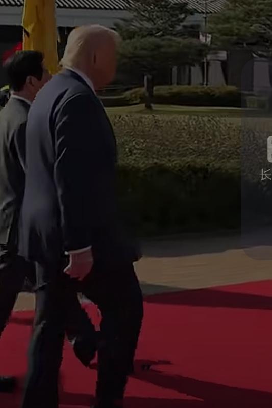韩国政府在美国总统特朗普面前真的没有什么尊严和权利，美国总统特朗普一声吆喝，说因