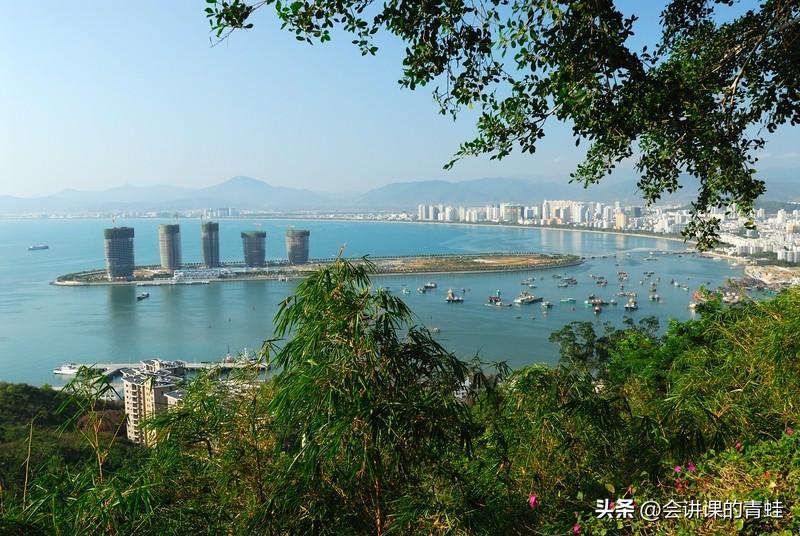 你见过海南最美的样子在哪里在鹿回头风景区的最高点，俯看三亚湾美到极至。三亚风光随