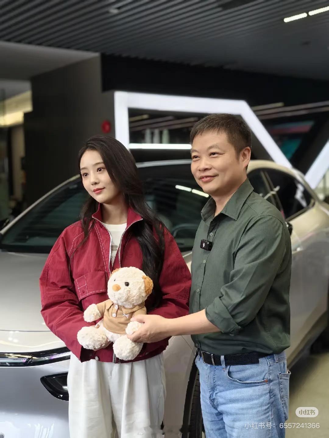 小鹏汽车现在太会整活了这个短裤女王，她和何小鹏握个手我都觉得眼里全是戏 ​​​