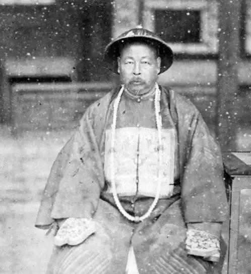 左宗棠灭掉阿古柏叛乱后，活捉了他三个孙子。清廷当即下旨，要将这三个孩子全部阉割。