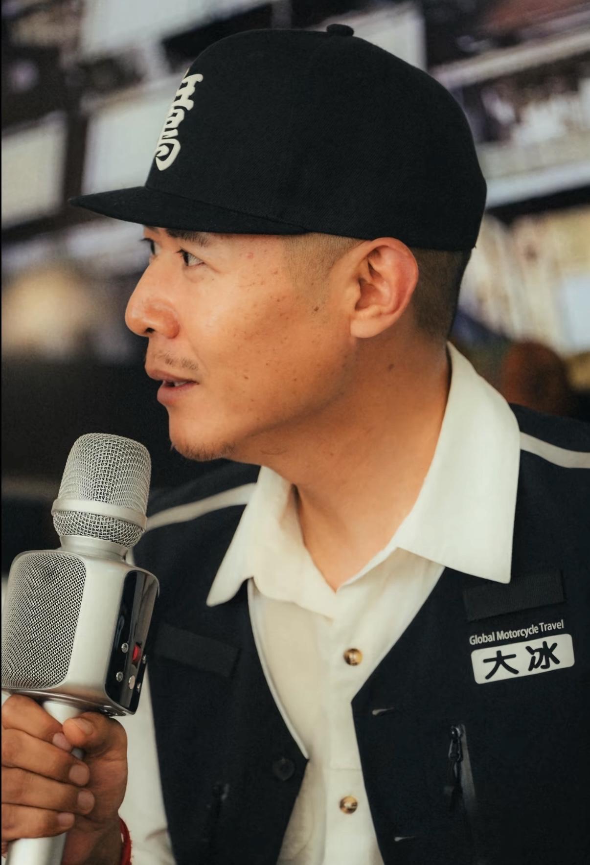 网友：我觉得你跟粉丝连麦的时候，有一种高高在上的优越感。
大冰：你说得对。只要加