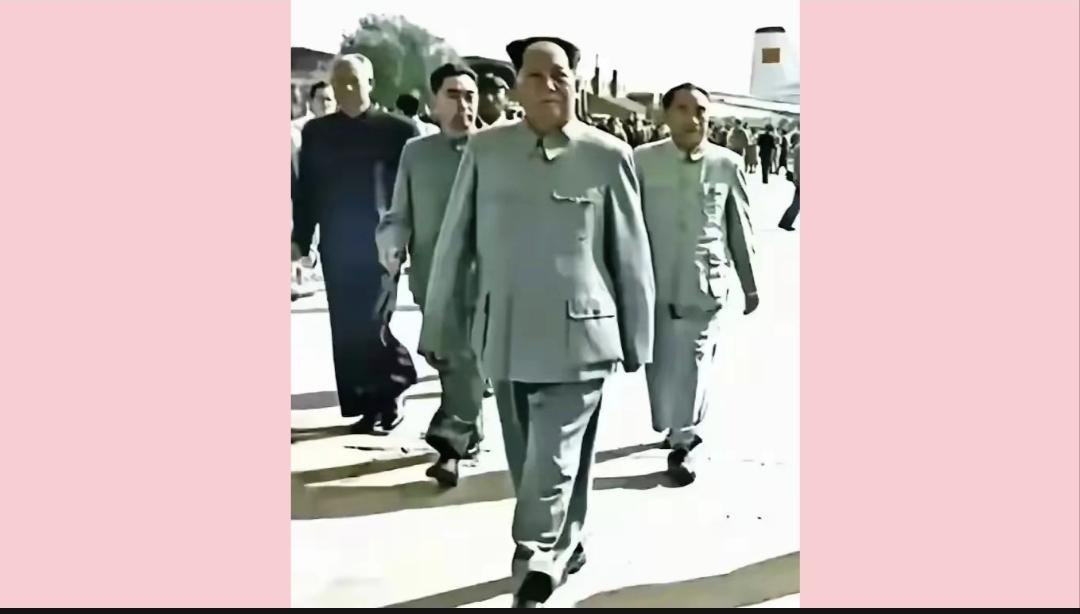 毛泽东、朱德、周恩来，中国的“铁三角”精典照片！
毛主席、朱委员长、周总理自19