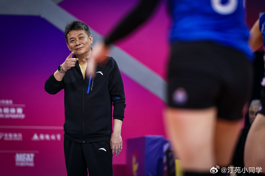 上海女排时隔25年再夺冠上海女排主场3-0战胜江苏队，以总比分2-1夺冠。这是上