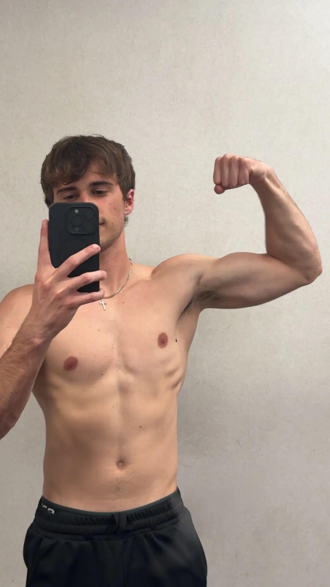 他曾在《怪奇物语》（Stranger Things）第四季中客串饰演 Jake，