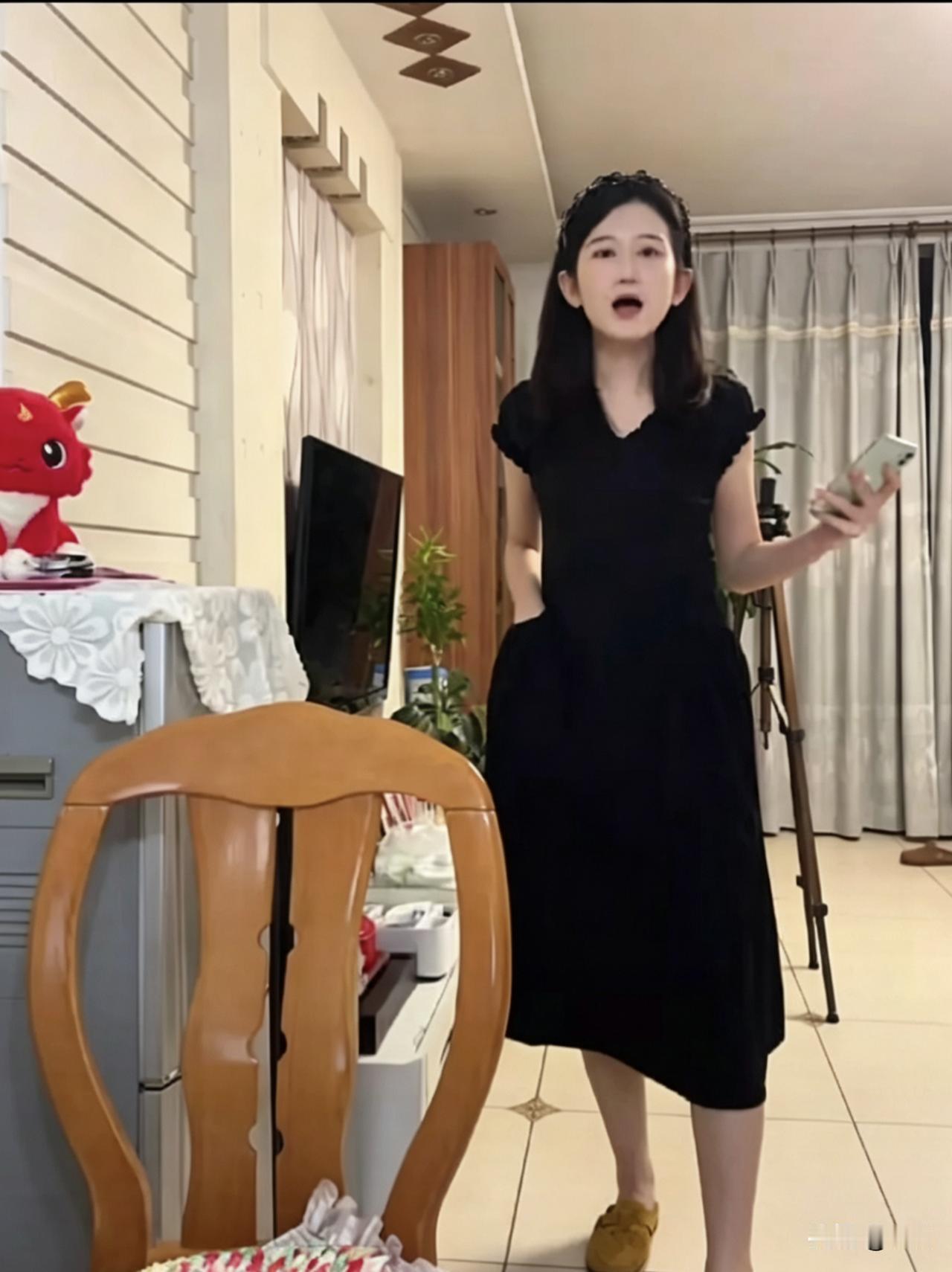 佳怡和男朋友约会时穿的这条小黑裙，估计都要卖断货啦！

昨晚佳怡直播，好多网友都