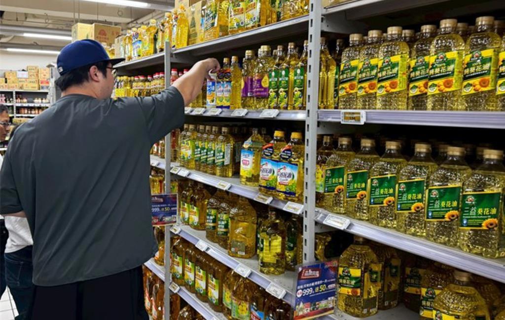 中联油脂食品安全事件持续发酵，引发全台民众强烈关注。国民党籍立委谢龙介在立法院质