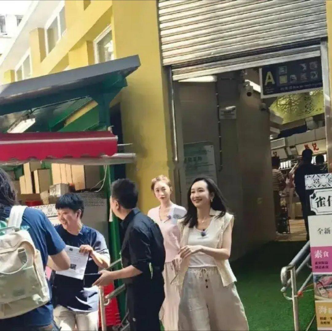 白皮穿粉色自带柔光滤镜，李小冉就是绝佳范本。她白到发光，粉色衬得整个人娇嫩又灵动