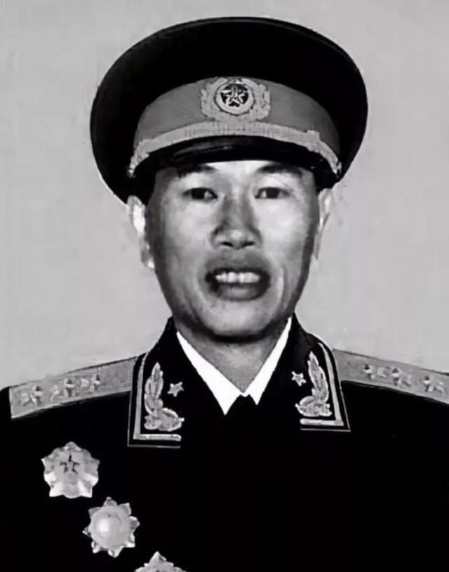 1961年原沈阳军区司令邓华上将前往川西高原视察，路遇驻军第130师，师长董占林