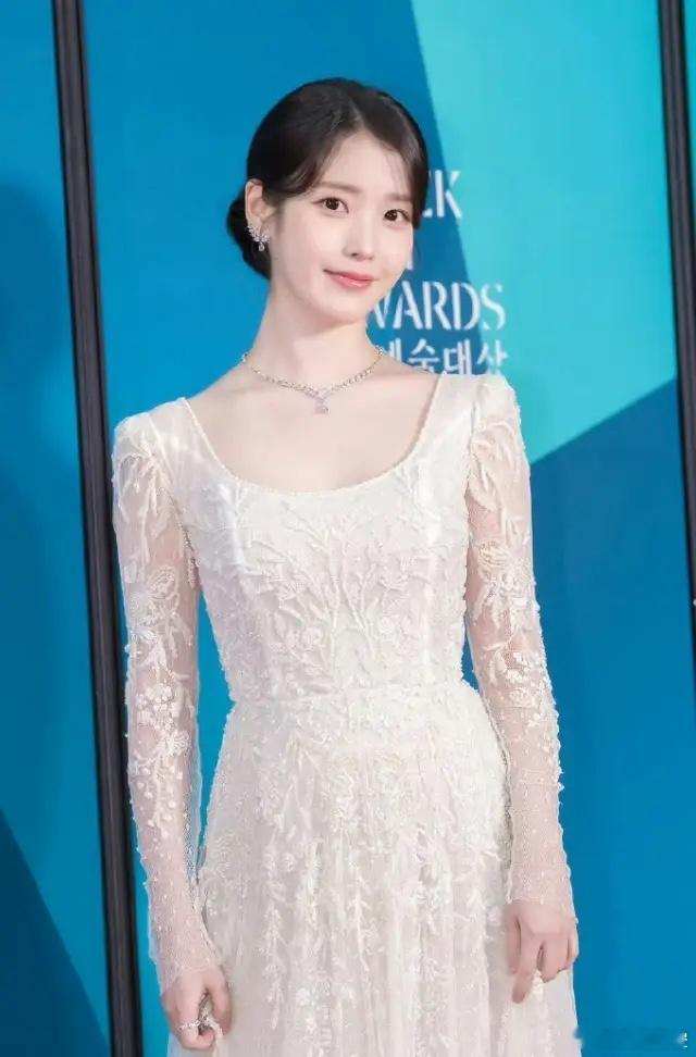 IU三提百想0中的事让很多人想到赵丽颖的白玉兰三提0中其实最惨的是海清，海清4提