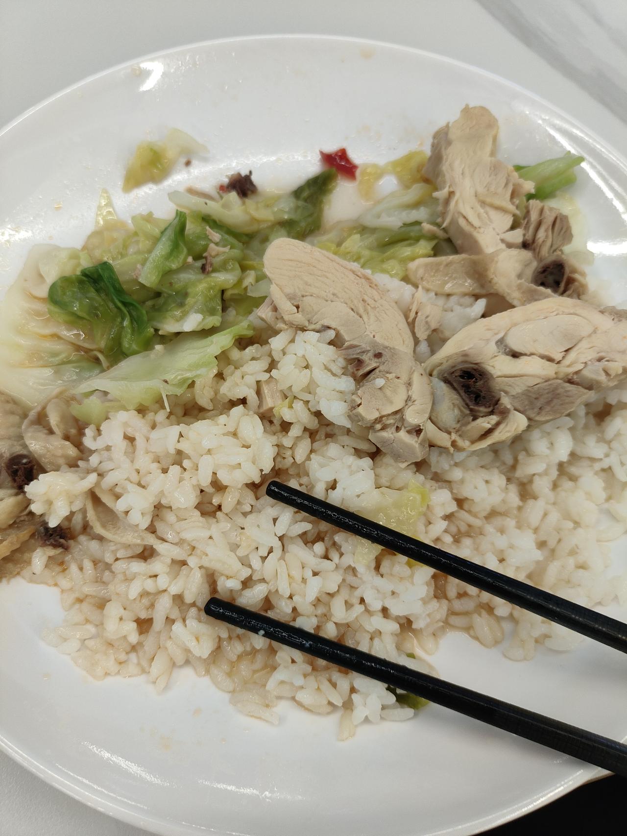 中午的减肥餐
一份清炒包菜，一份白切鸡
还有大概200g的米饭
我算了一下大概有