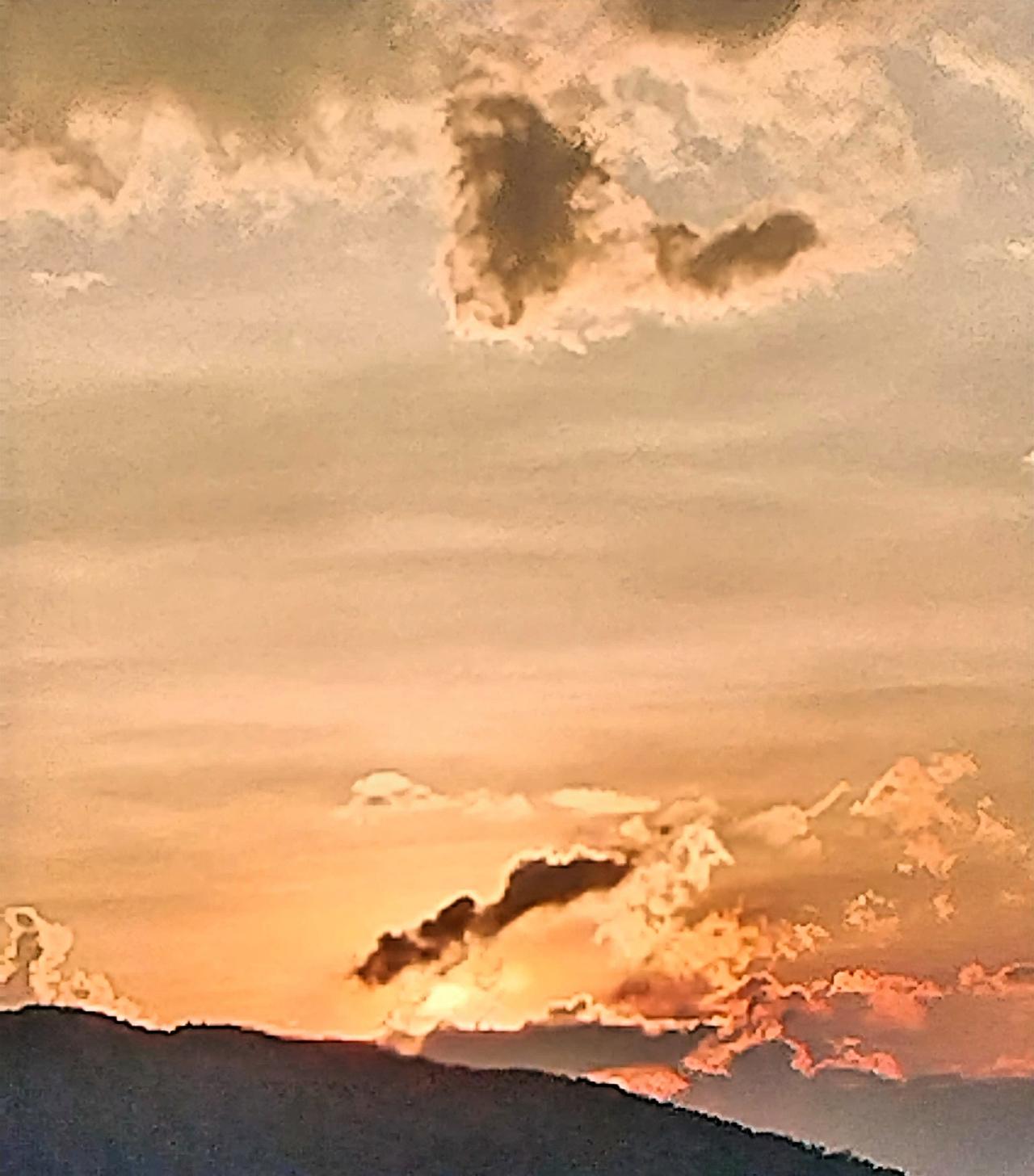 夕阳西下，云海翻滚，静谧而壮丽。看着这眼前云海中翻滚的夕阳，思绪也随之飘远。那橙